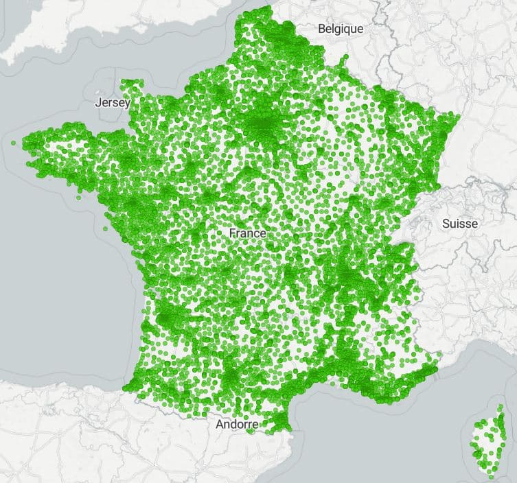 Carte de France montrant la répartition des pharmacies avec de nombreux points verts indiquant leur localisation.