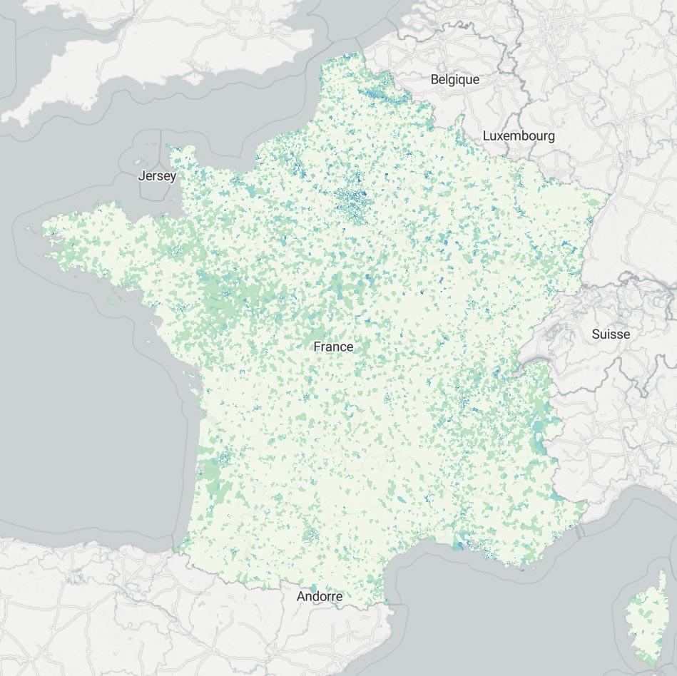 Carte de France montrant la répartition des logements sociaux avec de nombreux points verts indiquant leur localisation.